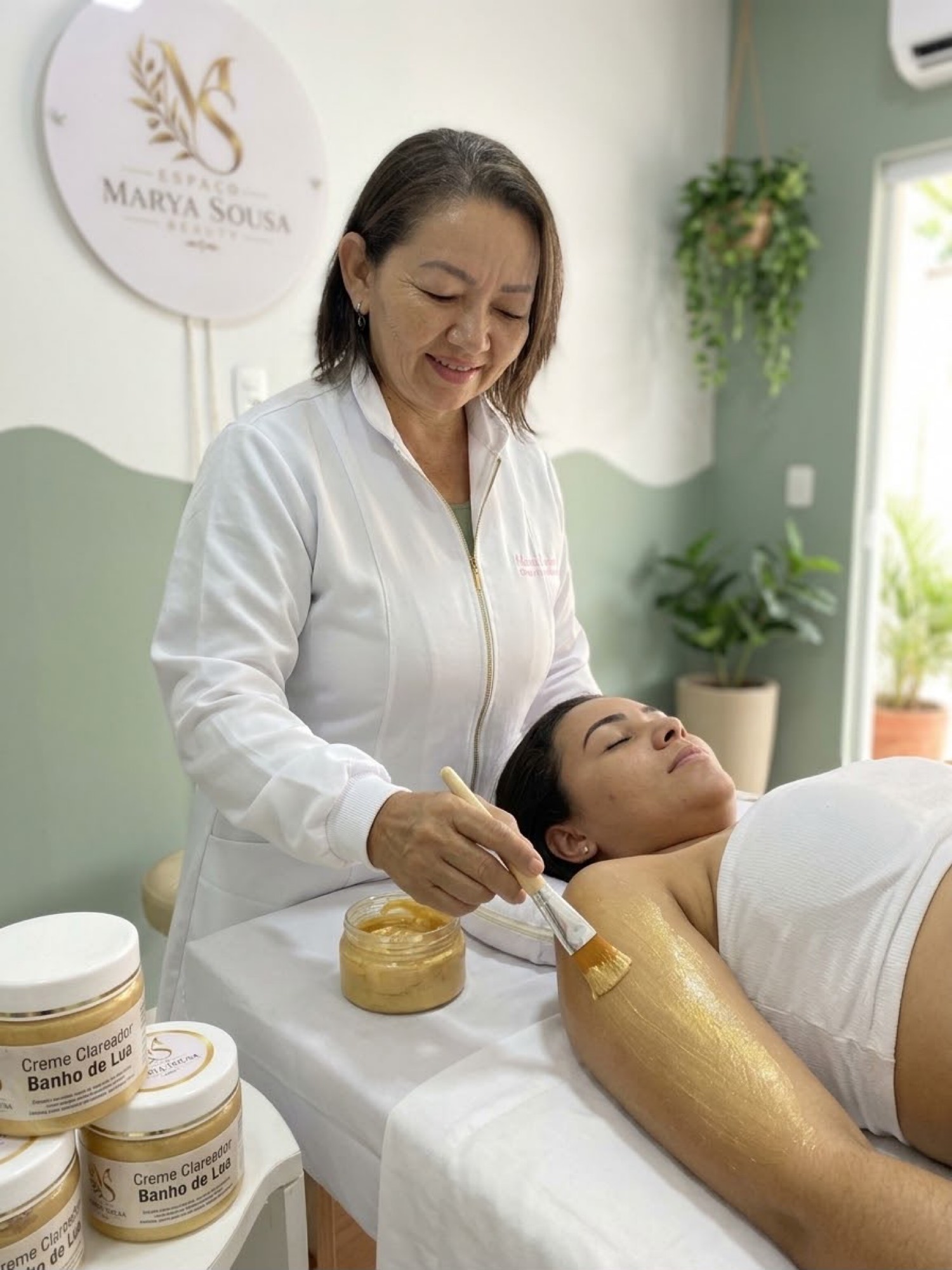 Marya Sousa realizando Banho de Lua Premium no Espaço Marya Sousa Beauty